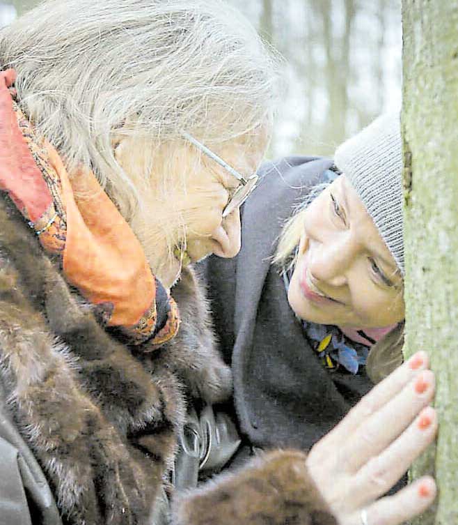 Grethe und die Heimgründerin May berühren einen Baum.